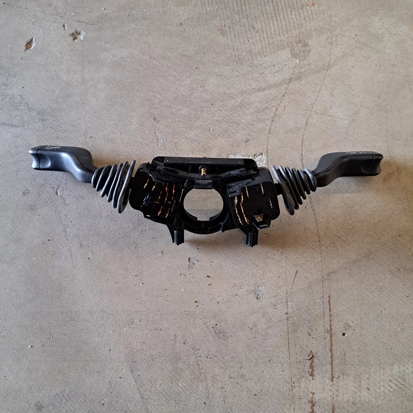 USED TURN SIGNAL AND WIPER STALKS