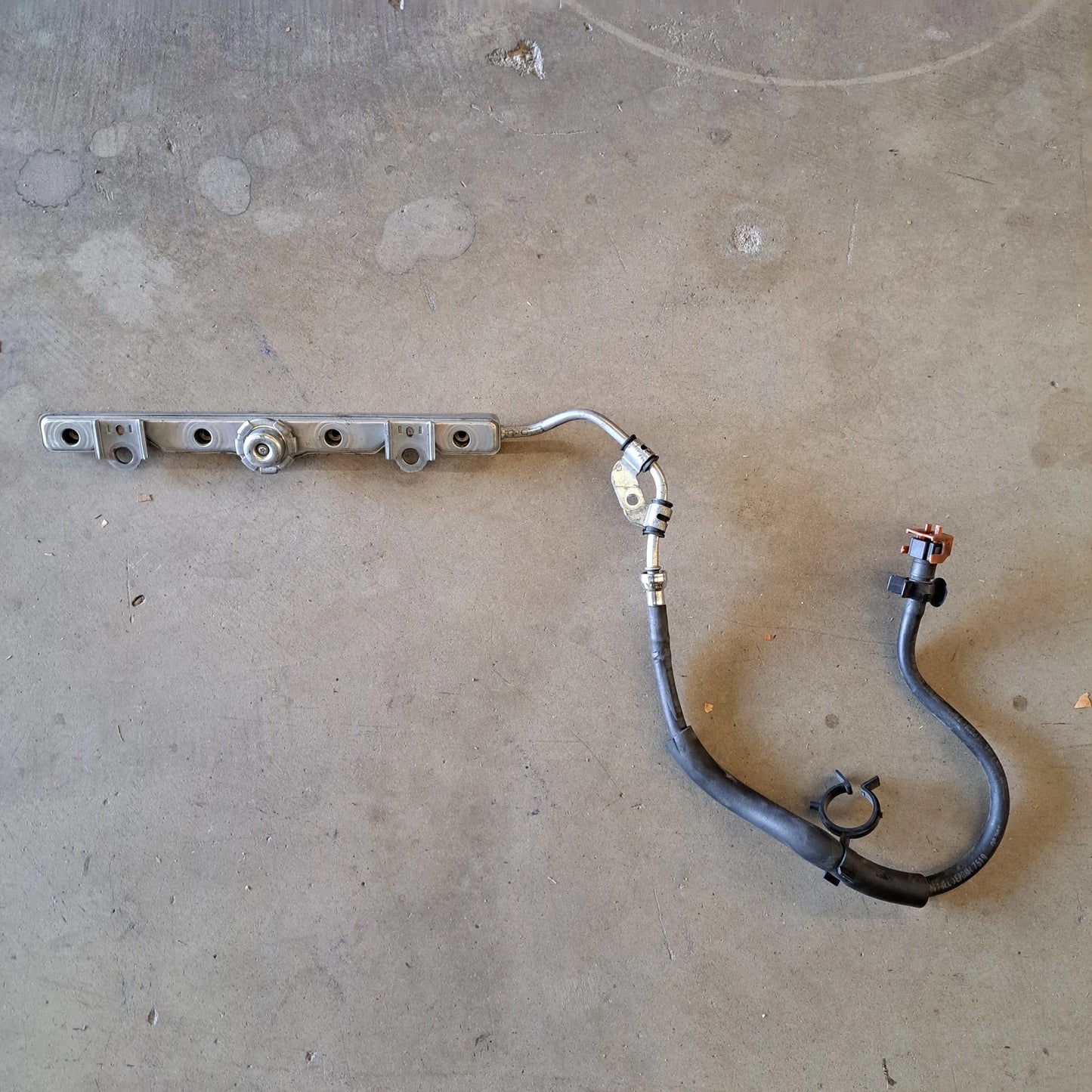 USED FUEL RAIL - A120E6362S
